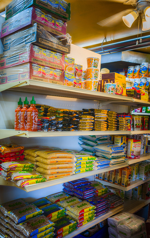 El Tenampa Tienda Shelves<br />
