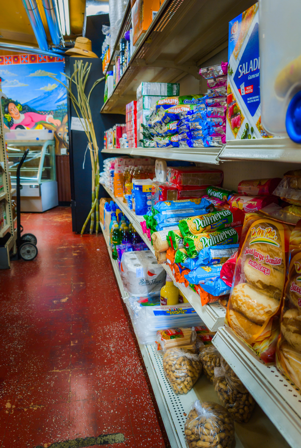 El Tenampa Tienda Shelves<br />
